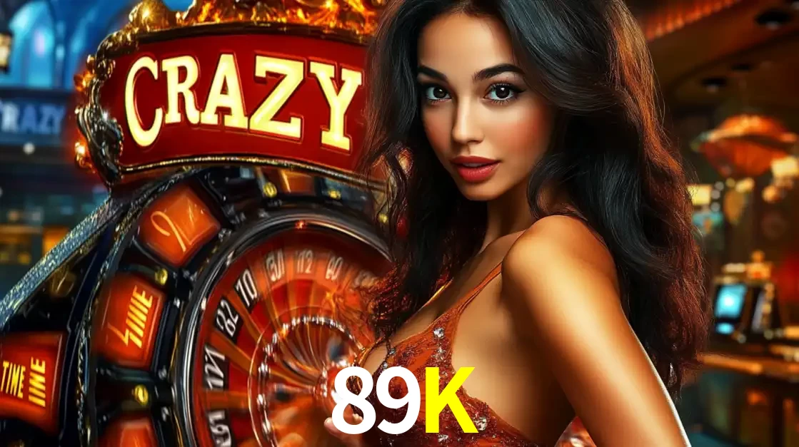 Mulher glamourosa olhando para a câmera com a roda vermelha do Crazy Time ao fundo em um ambiente de cassino, destacando a emoção dos jogos ao vivo no 89K.