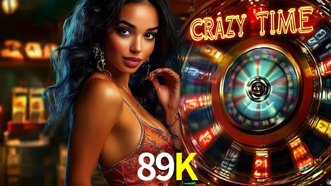 Mulher elegante ao lado da vibrante roda da fortuna do jogo de cassino ao vivo Crazy Time, um dos game shows mais populares e cheios de prêmios do 89K.